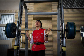 مریم برای حفظ آمادگی جسمانی خود در حال تمرین با وزنه های سنگین است.